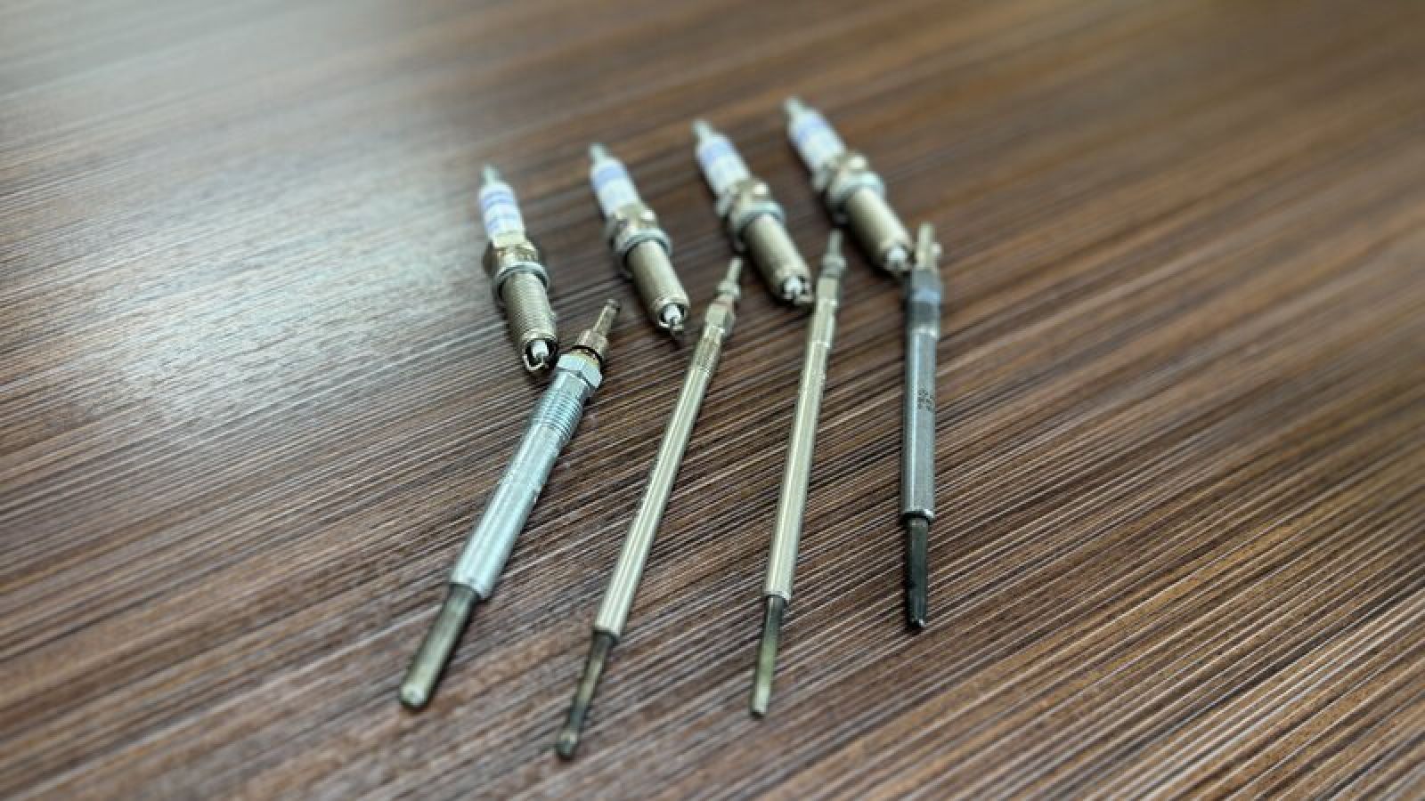 What is the difference between spark plugs and glow plugs