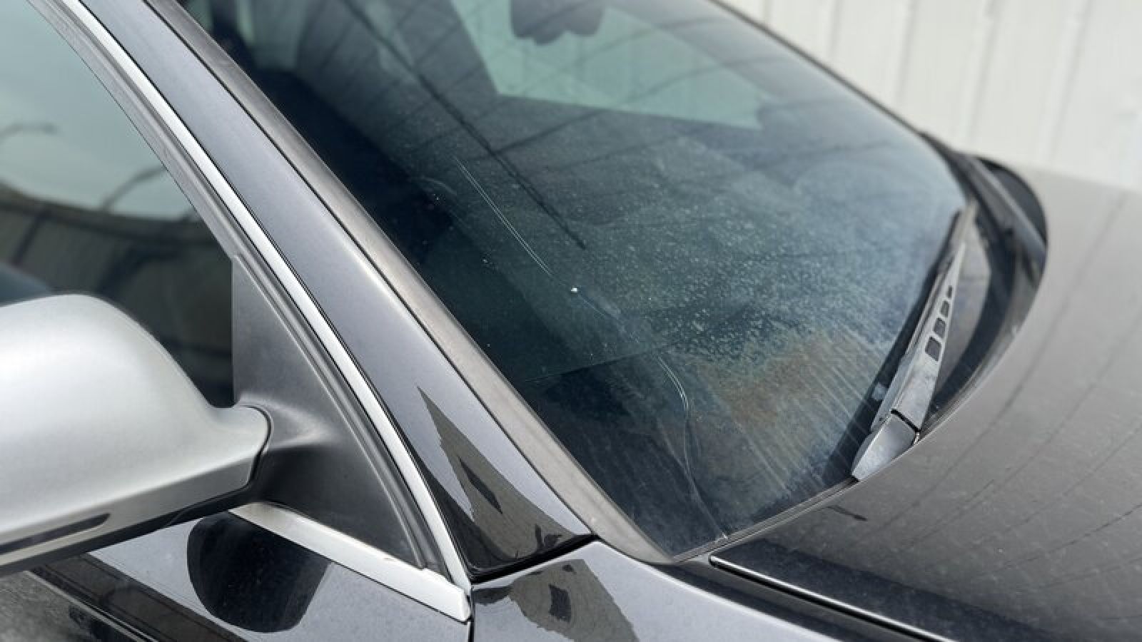 Why you should replace or repair a cracked windscreen immediately