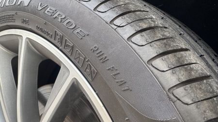 Run-Flat Tires vs. Traditional Tires: Pros, Cons, and When to Use Them